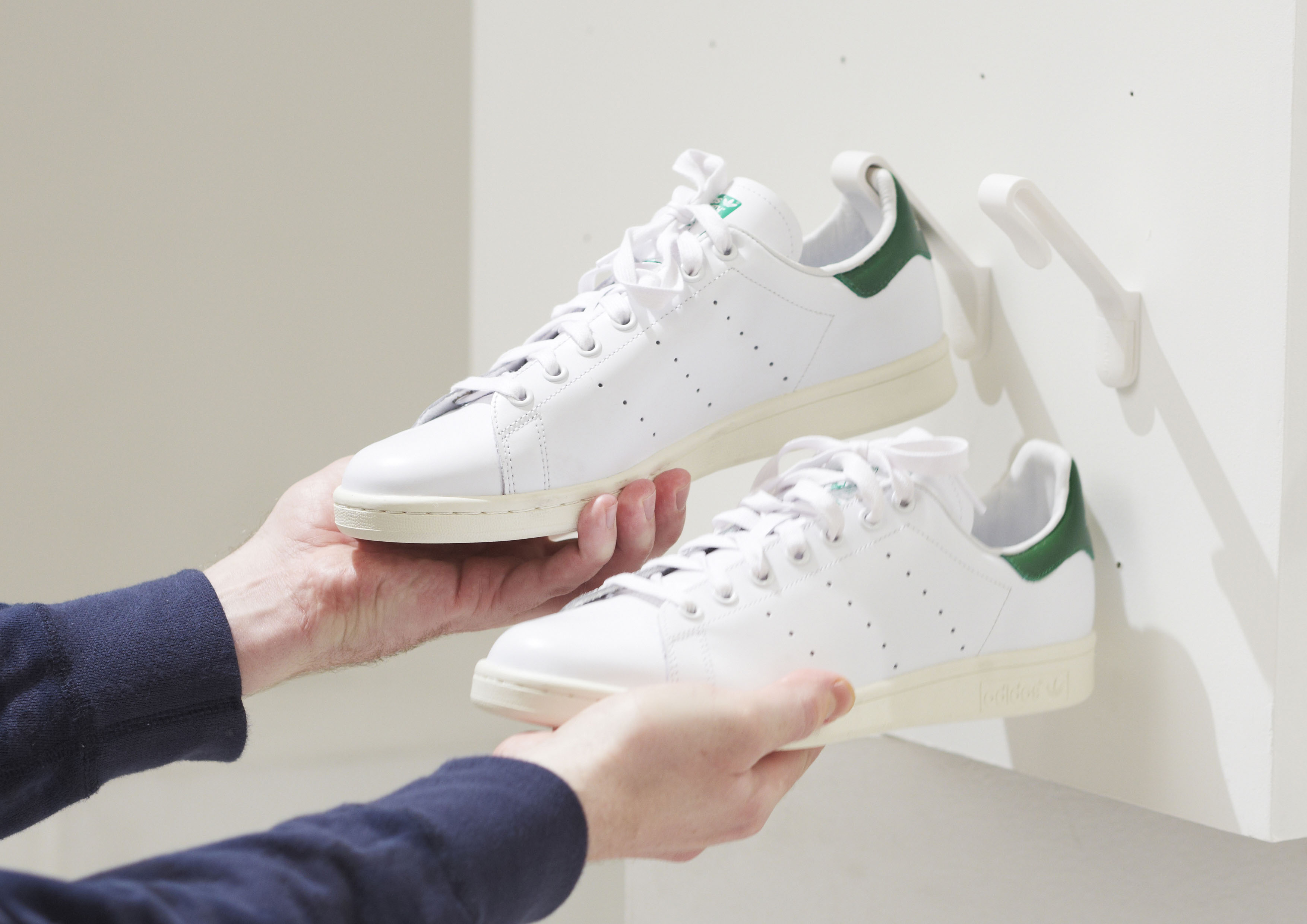 https://www.clutter.com/blog/wp-content/uploads/2015/11/13153723/white-staeckler-shoe-storage-hooks-adidas-stan-smith-sneakers.jpg