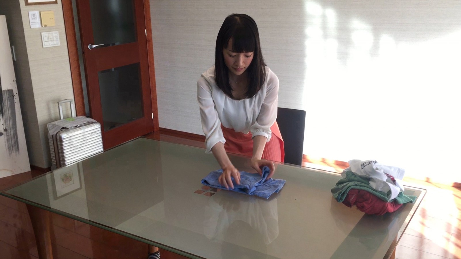 Marie Kondo Shows You How To Fold And Store A Shirt