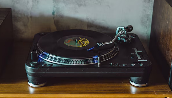 Pro-Ject Debut Carbon EVO vinyl record player