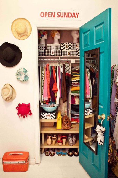 https://www.clutter.com/blog/wp-content/uploads/2016/10/21124125/clothes-stored-eye-level-closet-e1477068094352.jpg