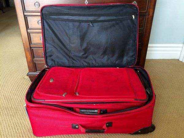 https://www.clutter.com/blog/wp-content/uploads/2016/11/16115937/store-luggage-inside-luggage-e1479316041810.jpg