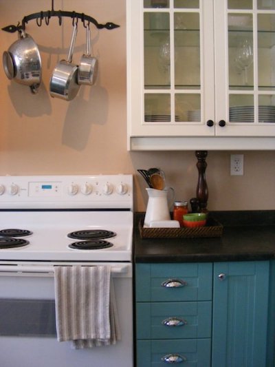https://www.clutter.com/blog/wp-content/uploads/2017/11/09100658/teal-cabinets-with-hanging.jpg