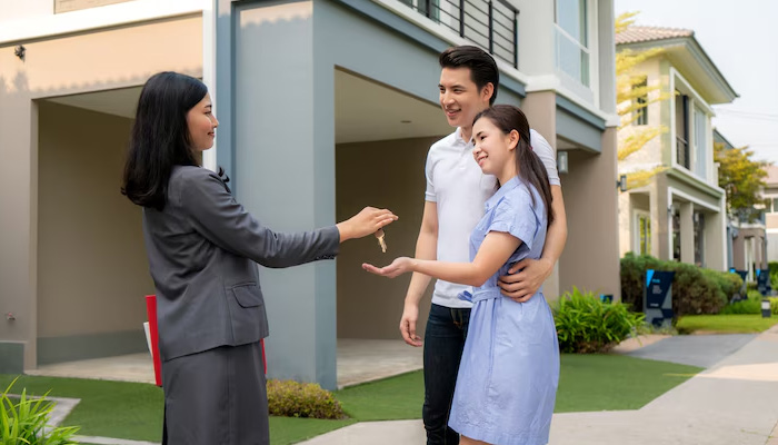 couple taking home keys from the agent