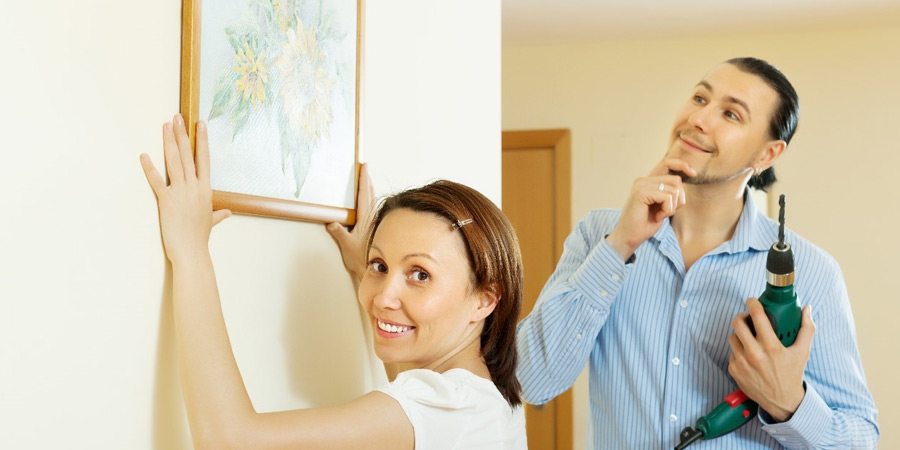 couple decorating their home