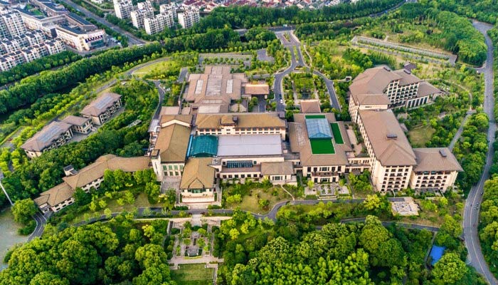 a beautiful view of a hotel in Hyde Park