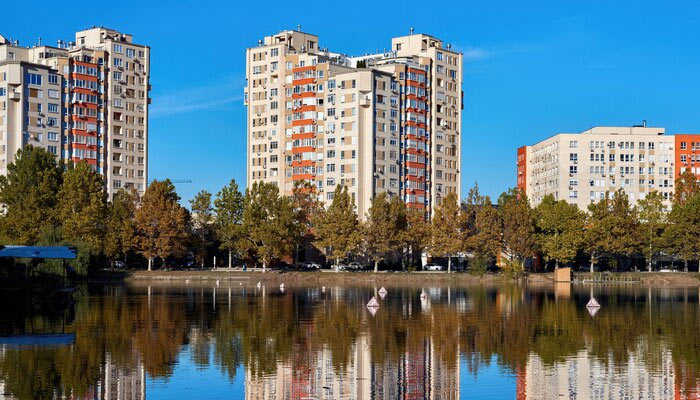 The landscape of a lake in the park