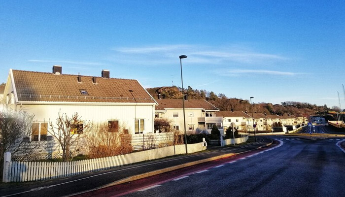 Scenery of a district full of houses under the clear sky