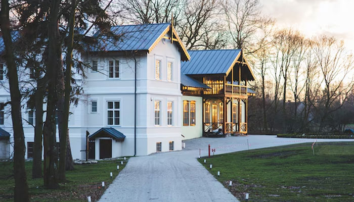 beautiful white house in Fairmount