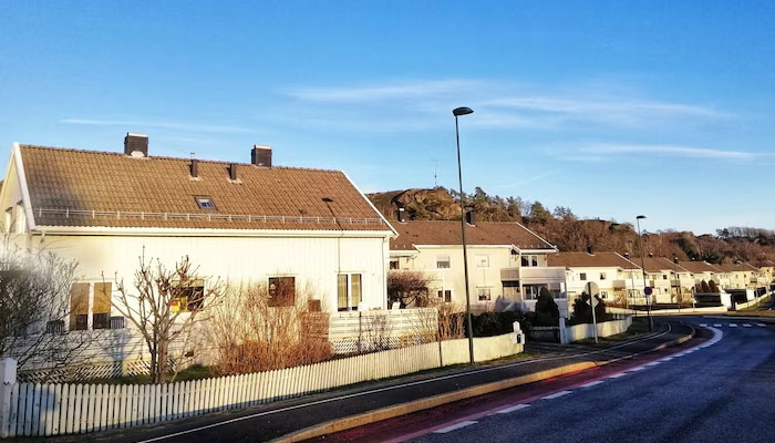 Scenery of a district full of houses under the clear sky